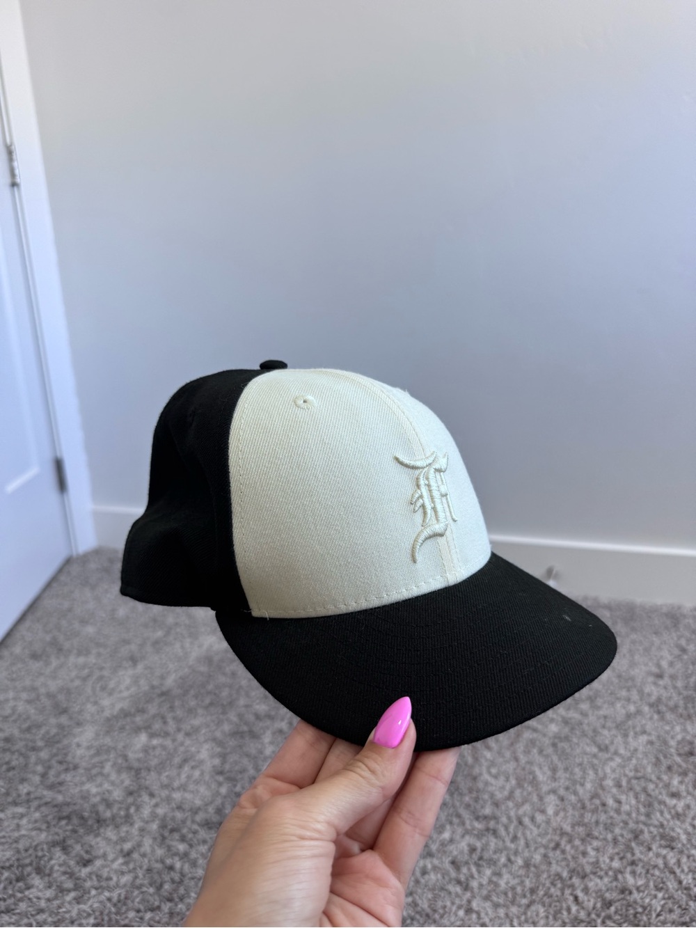 Fear of God Essentials x New Era
59FIFTY Fitted Hat Black/White -
Size 7 3/8